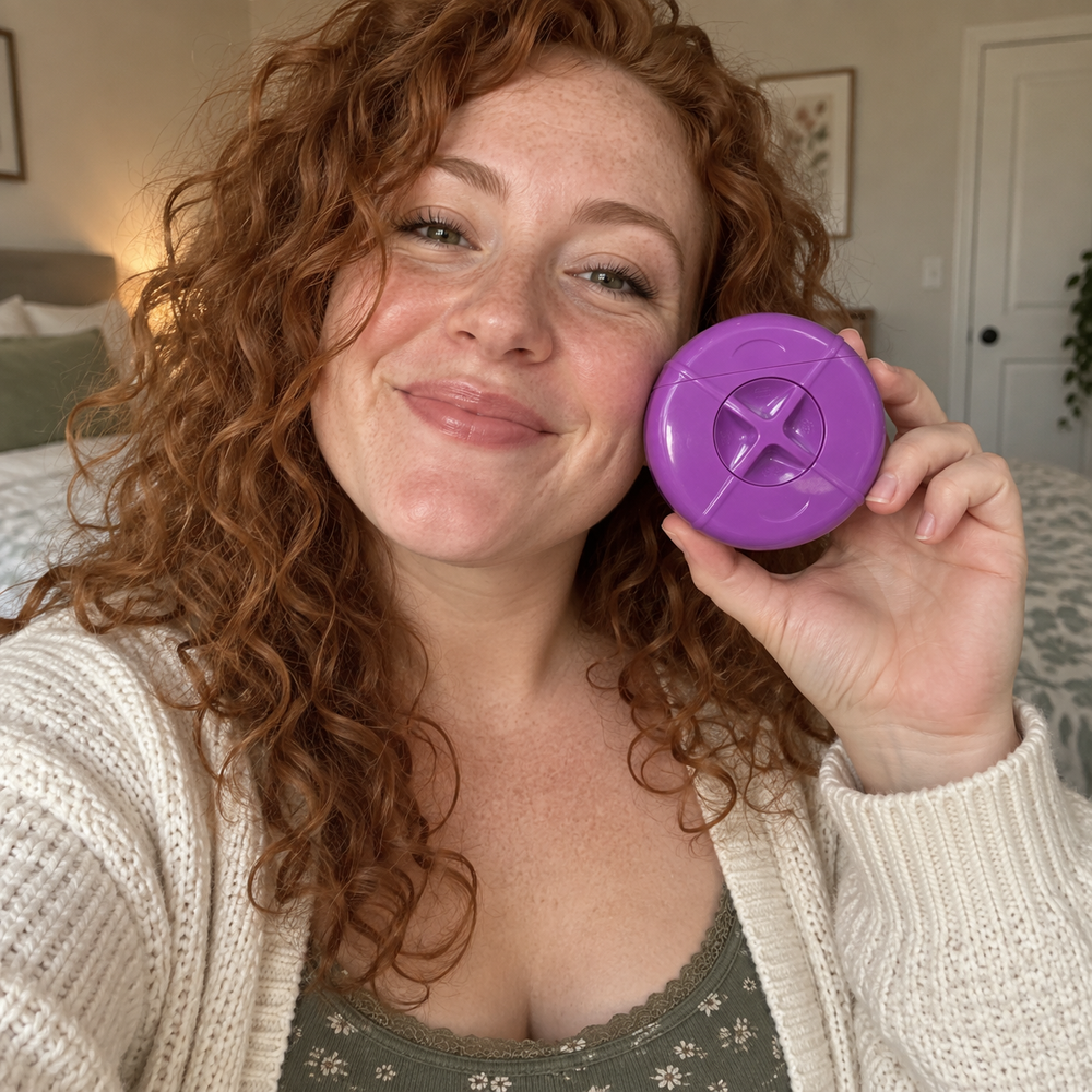 Beauty Kiwi 4-in-1 Travel Shaving Kit in use
