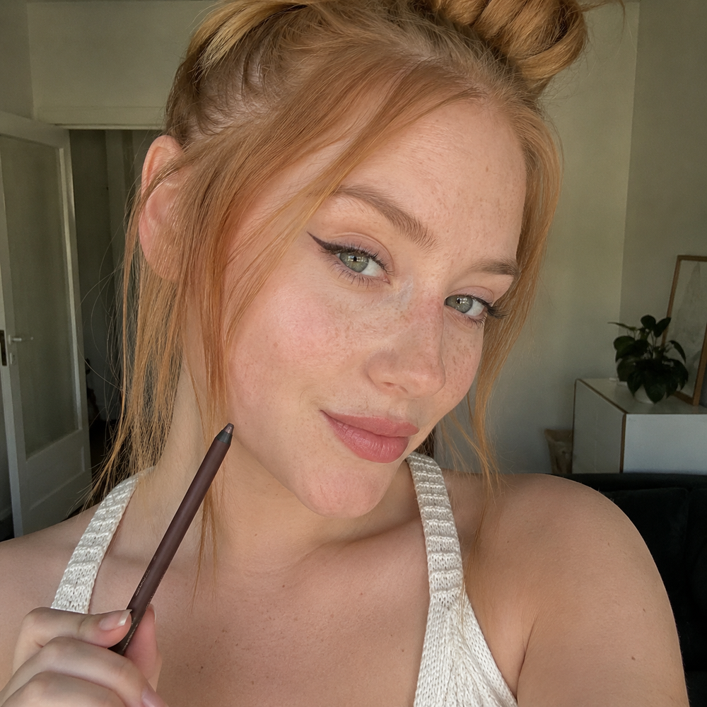 Customer showcasing defined eye look with the Beauty Kiwi Waterproof Glitter Gel Eyeliner