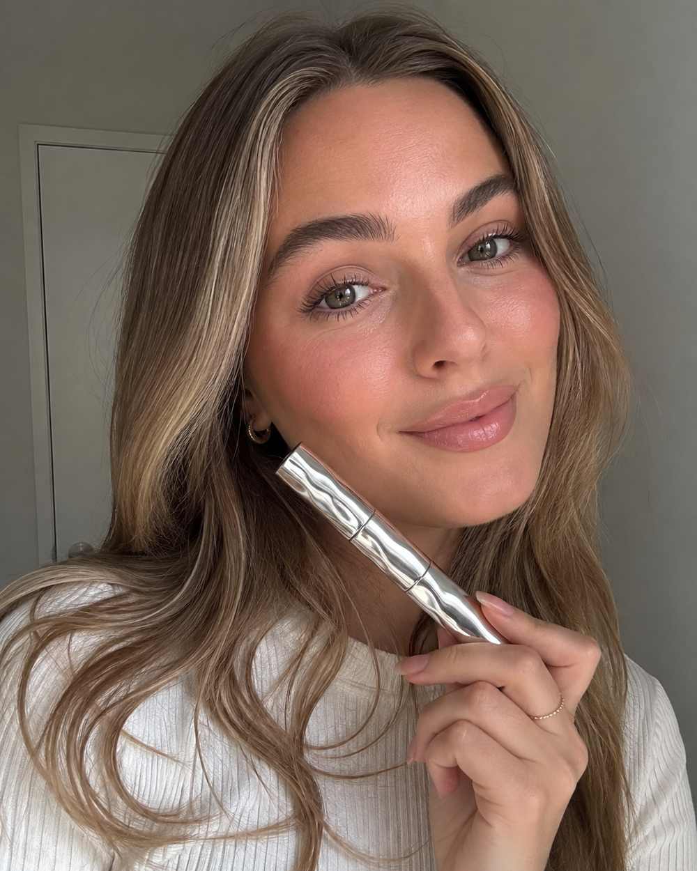 Customer applying the Beauty Kiwi Waterproof Curl and Length Mascara, natural setting