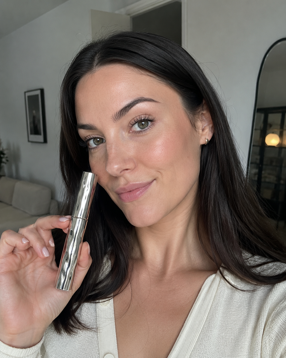 Customer with polished lash finish using the Beauty Kiwi Waterproof Curl and Length Mascara